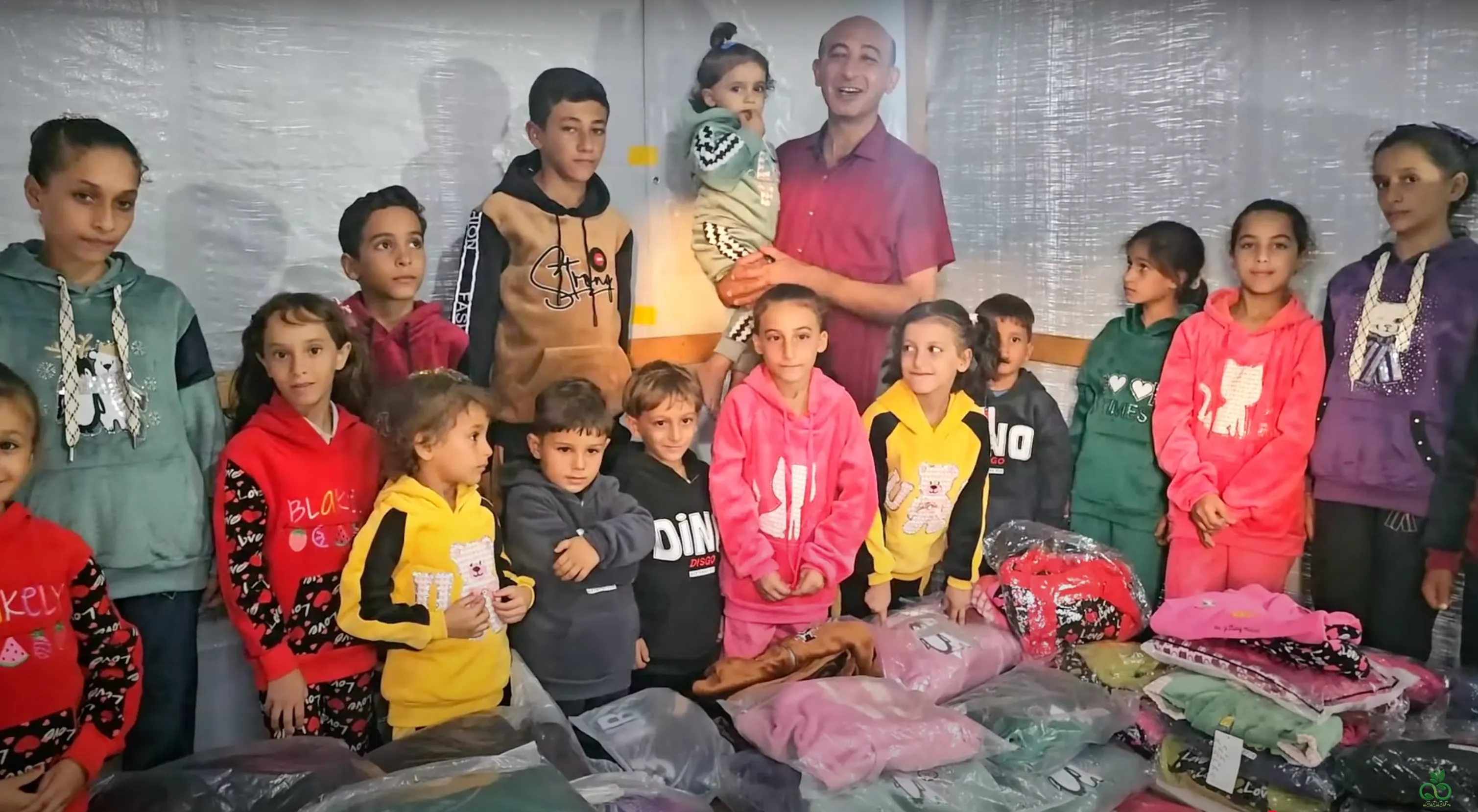 Distribution of clothing and blankets - image