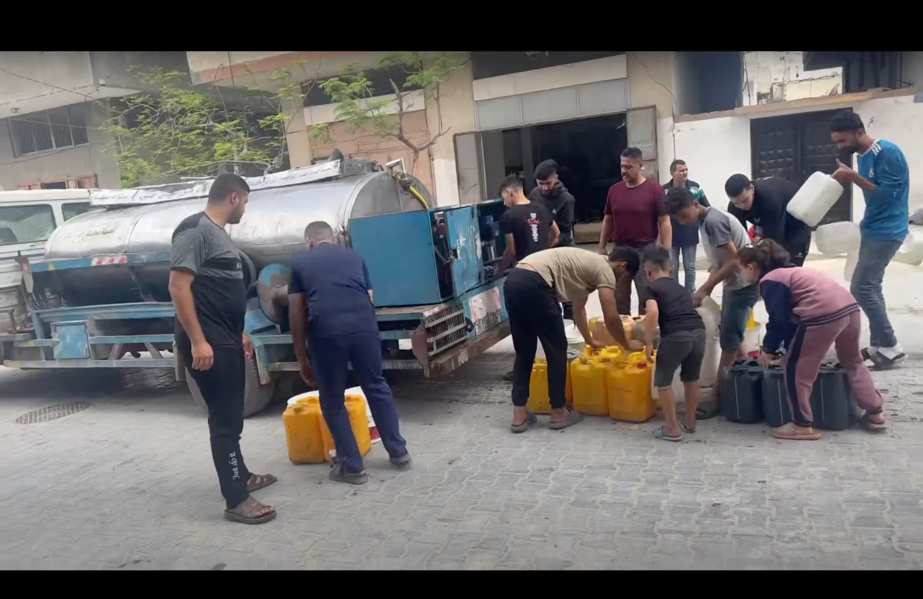 Drinking water for displaced families - image